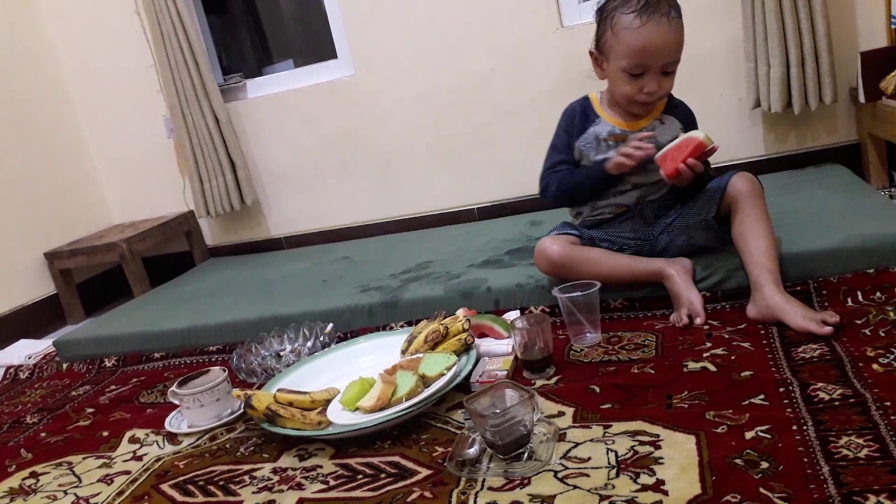 Tutorial cara makan semangka - YouTube