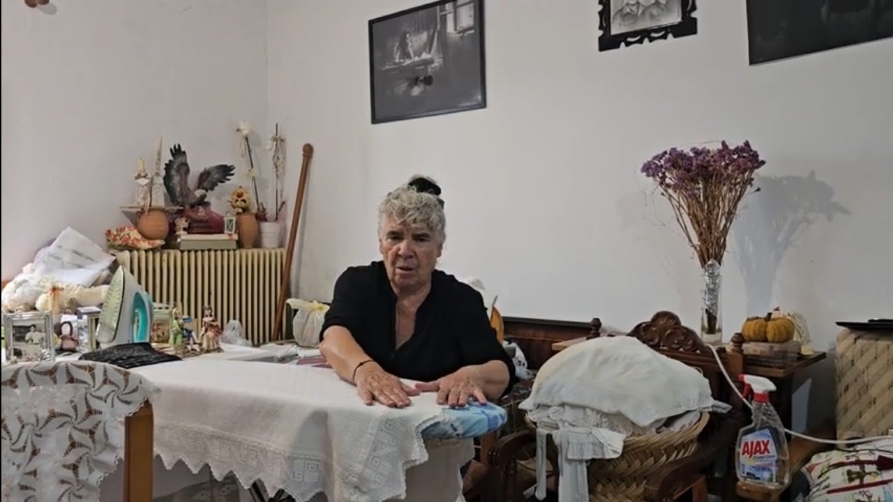 Γυναίκες άλλης εποχης! Σιδέρωνε τα σεμεδάκια για να αλλάξει καλοκαιρινά με χειμωνιάτικα!