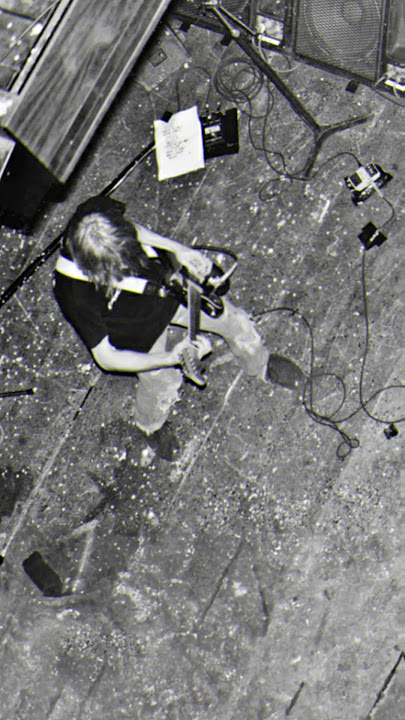 Kurt Cobain playing a Guns n' Roses song 😂