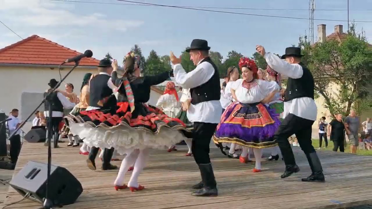 Őcsényi tánccsoport:  Nemzedékek tánca.