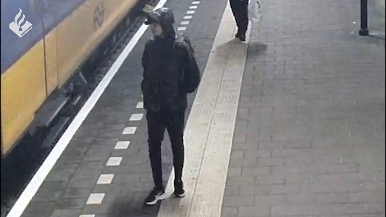 Wie herkent deze man die een coffeeshop aan de Zuideinde in Meppel overviel?