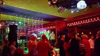 Директор ресторана Атлантика Леонид Кутиков в музыкальном ударе!