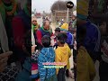 विधायक जी बच्चों को समोसा बांटते हुए 😊