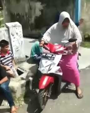 Viral!  Ibu ibu seretan pake motor matic wkwkwk