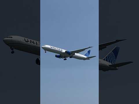 United Airlines Boeing 767-400ER Arriving Dulles Airport #shorts #planespotting #boeing