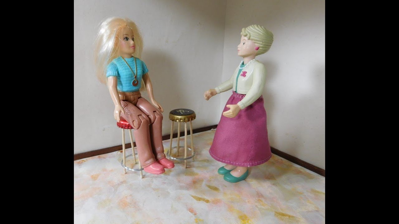 Миниатюрные барные стулья для кукольного домика из мусора и сокровищ