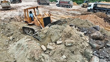 Skills Operator Bulldozer Old KOMATSU Pushing Stone Soil Large Capacity Landfill Reclamation