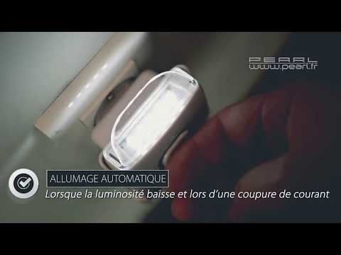 Vidéo: Le Garçon Allume Les Ampoules Avec Une Touche De Sa Main - Vue Alternative