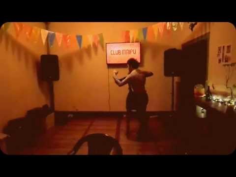 Lucrecia Carrara y Garpar Amado bailan en Milonga Amalia