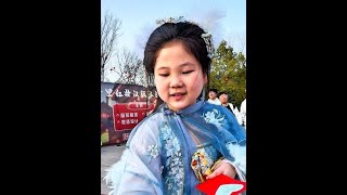 Warm China collects 10,000 high-five smiles