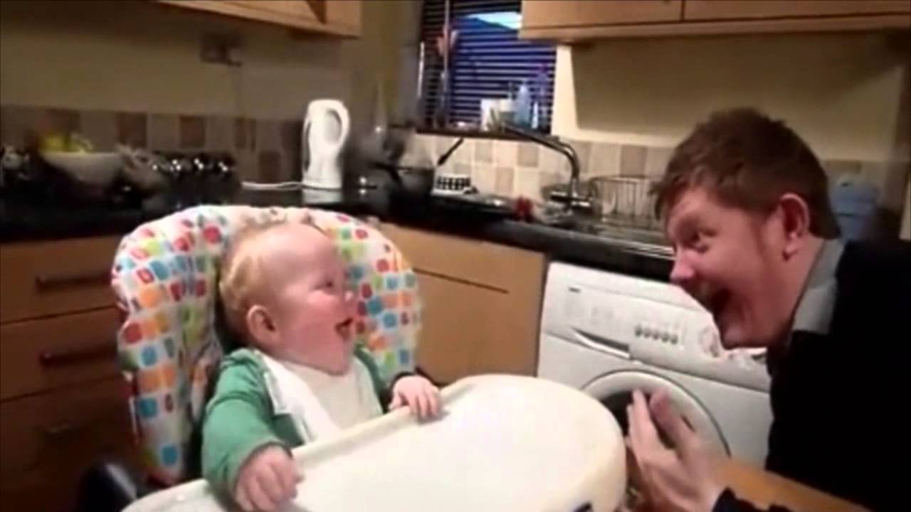 Ролик смех. Папа и малыш смех. Малыш смеется видео. Смех детей видео. Дети заразительно смеются видео.