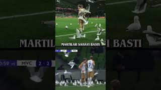 Maç başladı, seyirci sahaya indi…Ama biraz kanatlı
