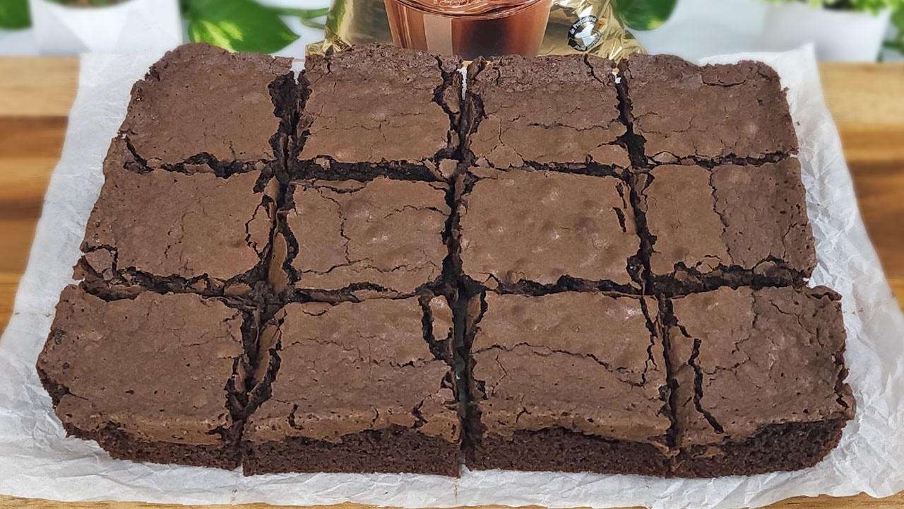 BROWNIE DE ACHOCOLATADO ALPINO CREMOSO POR DENTRO com CASQUINHA por CIMA - TAMIRES MOTA