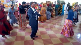 Pastor.Mwandemange akionyesha Upendo kwa washirika