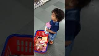 18 month ka bacha apna shopping karte huye