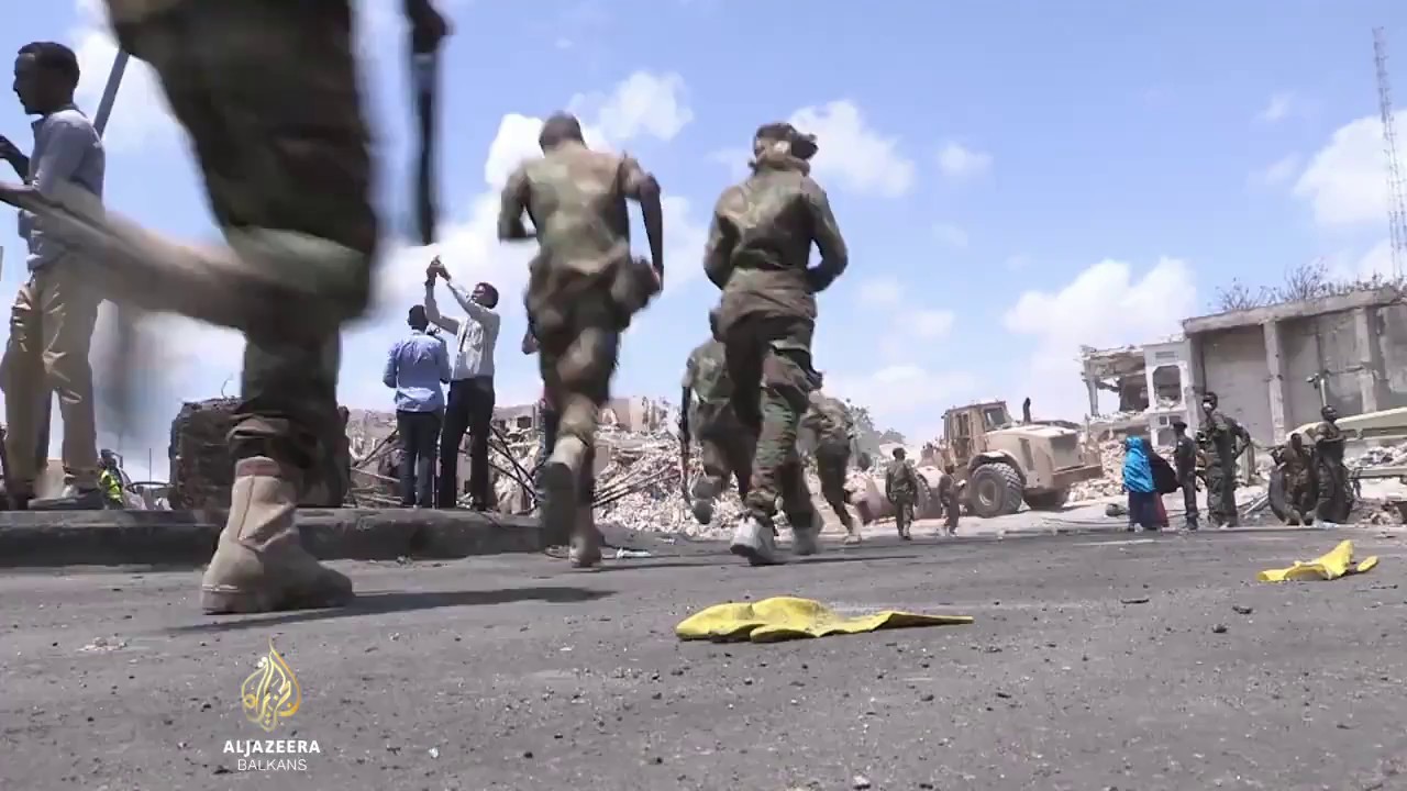 فرق الإنقاذ تبحث على مدار الساعة لمعرفة ما حدث في مقديشو.