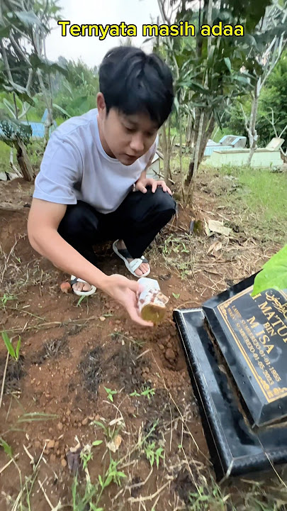 Checking the perfume that I put on the grave #davidsunairi #warungds #desaanak #tomb #cemetery