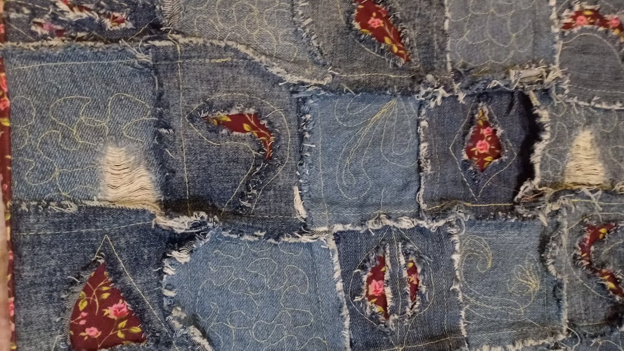 Лохматый квилт из джинс с прорезной аппликацией.