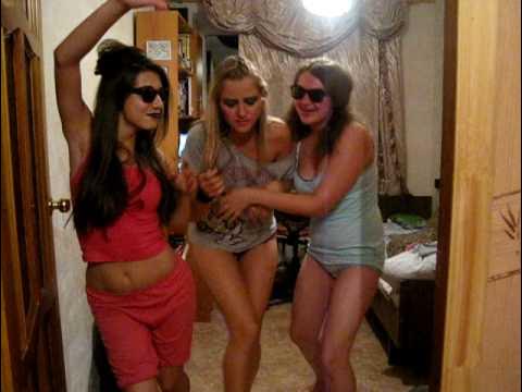 Ночёвка с подругой. Провинциальные девушки. Подруга дома видео. Подруга дома видео. Подруга дома видео.