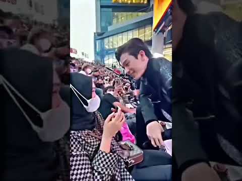 شاب كوري مشهور يقترب من فتاة محجبة ٢٠٢٢