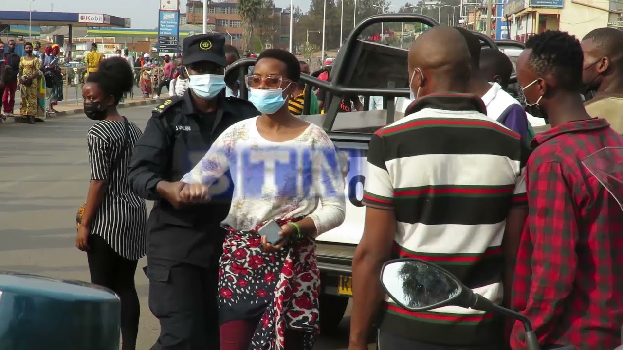 KIGALI: Umukobwa yimye Police ibyangombwa ahitamo kogereza imodoka mu muhanda