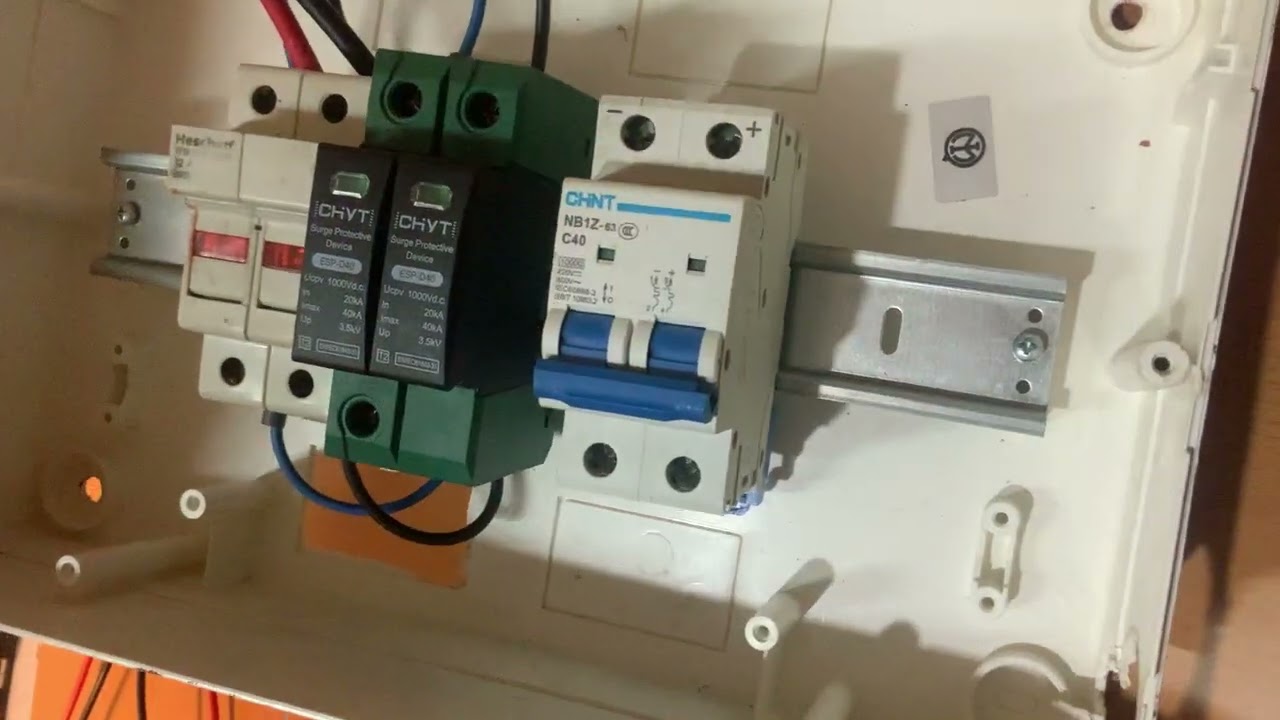 طريقه عمل علبه القواطع dc للألواح الطاقه الشمسيه قبل دخولها للانفيرتير