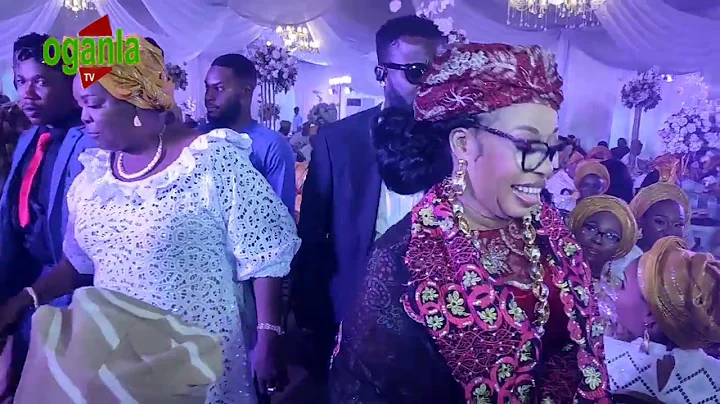 LIZZY ANJORIN AND HER DARLING HUSBAND SURPRISED K1 DE ULTIMATE ON STAGE WITH LOTS OF MONEY ON STAGE