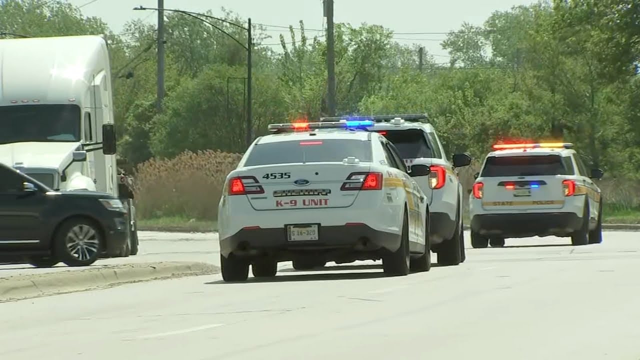 Suspect accused of robbing officer at gunpoint still on loose after ...