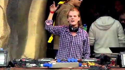 Avicii Live @ Tomorrowland 2011 - Armin van Buuren feat. Laura V - Drowning (Avicii Remix)