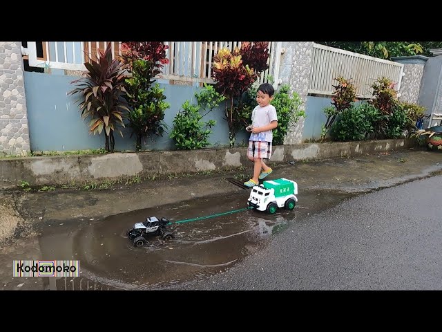 Ade bocil tarik truk besar pakai mobil remot kecil mainan class=