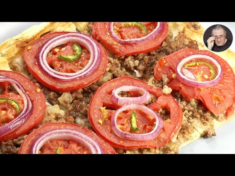 Быстрый пирог с говяжьим фаршем, луком и помидорами. На размороженном слоёном бездрожжевом тесте.