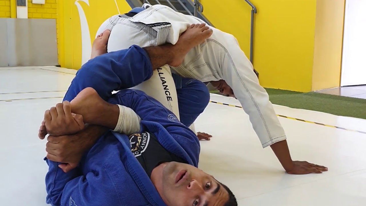 Jiu Jitsu - Finalização Americana de Pé partindo da Guarda-de-Lapela.