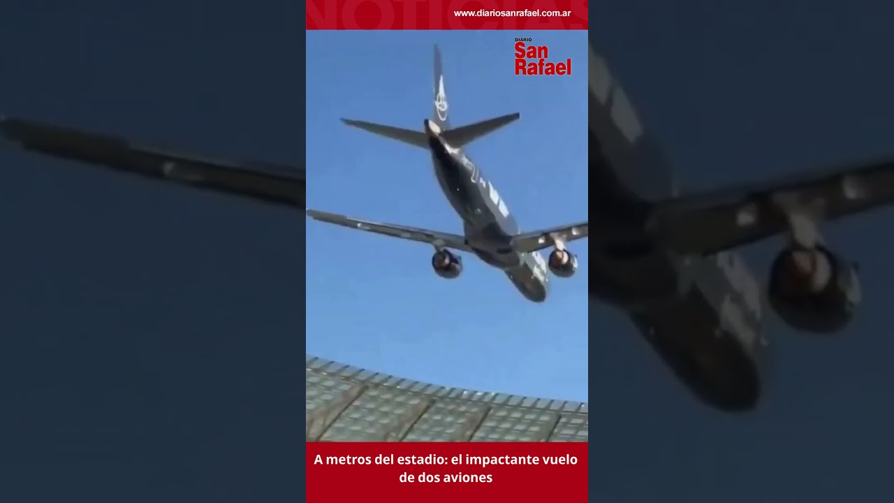 A metros del estadio el impactante vuelo de dos aviones