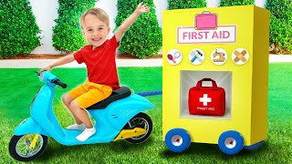 Download Lagu Kid pretend play doctor and helps friends! MP3 Download Lagu Kid pretend play doctor and helps friends! MP3