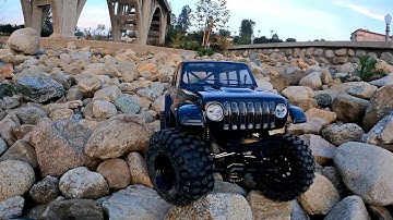 Test Crawling Element enduro sendero 1/10 Rock Crawler Builders Kit on some Rocks