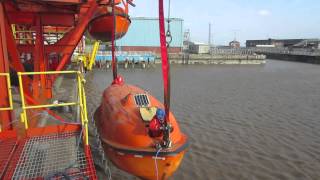 Soft-strop recovery of lifeboat screenshot 3