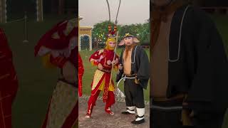 Wukong and Bajie play together Sun Wukong and Zhu Bajie