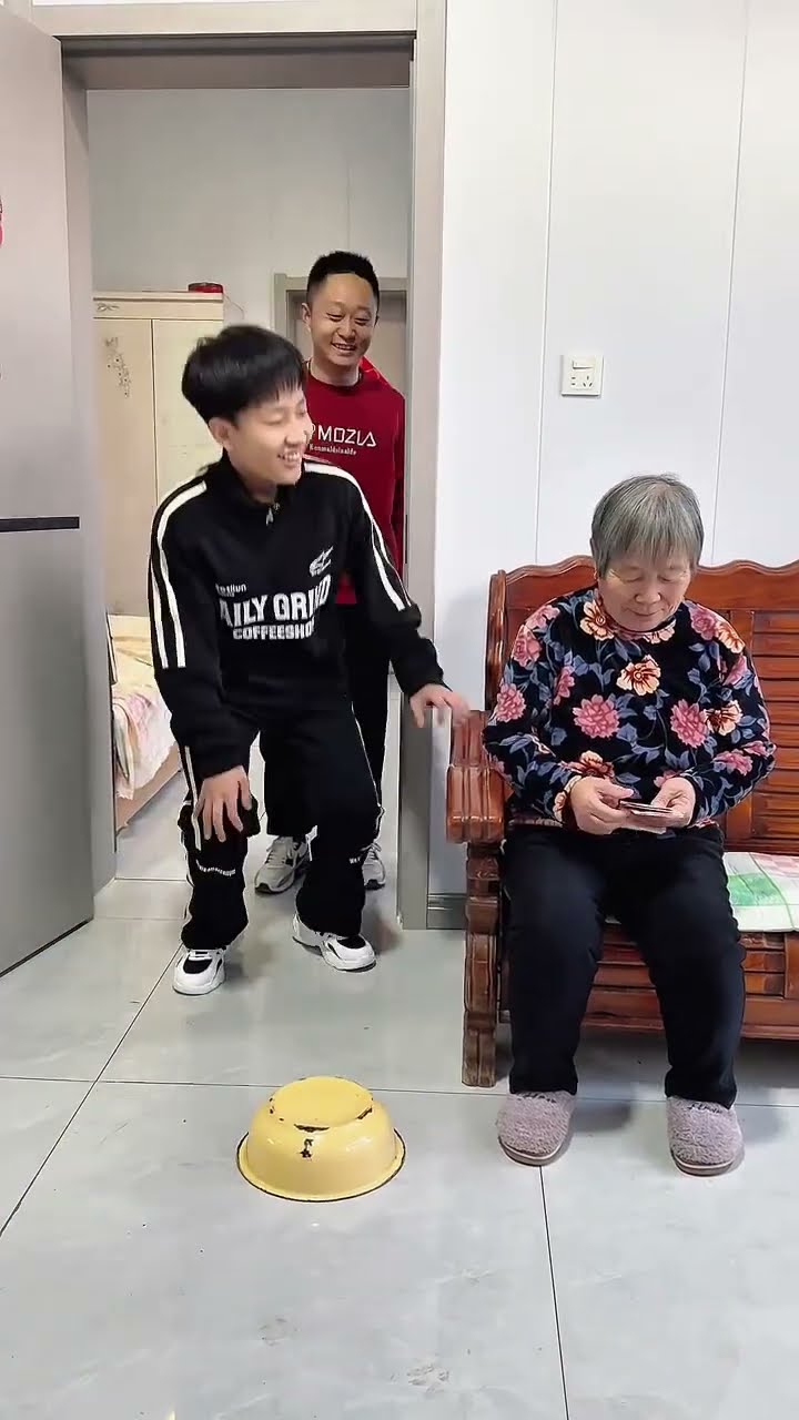 还是小孩吃香!过年拜年，还得是儿子会呀！#Cute baby#Cute#呆萌小米宝#聪明宝宝#萌娃