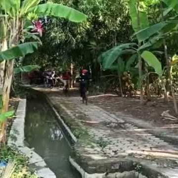 Video lucu emak emak sosialita nyemplung di got naik sepeda