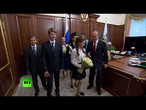 Путин показал школьникам свой рабочий кабинет в Кремле