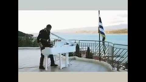 Αμφιλοχία: Έπαιξε τον Εθνικό Ύμνο και συγκινεί ο αρχιμουσικός Γιώργος Τσόγκας