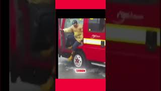 MOMEN PETUGAS EVAKAUSI PITON BESAR SAAT BANDANG