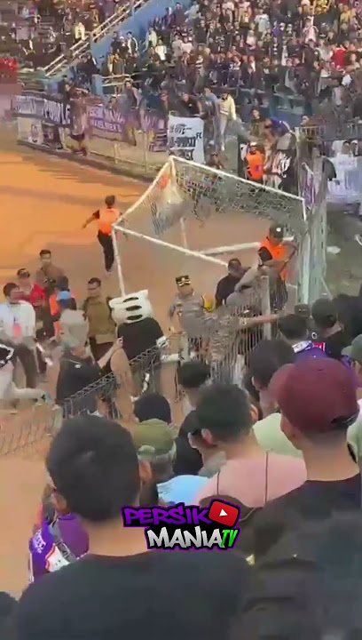 AREMANIA LARI DARI KEPUNGAN PERSIK MANIA DI STADION BRAWIJAYA KEDIRI 🟣