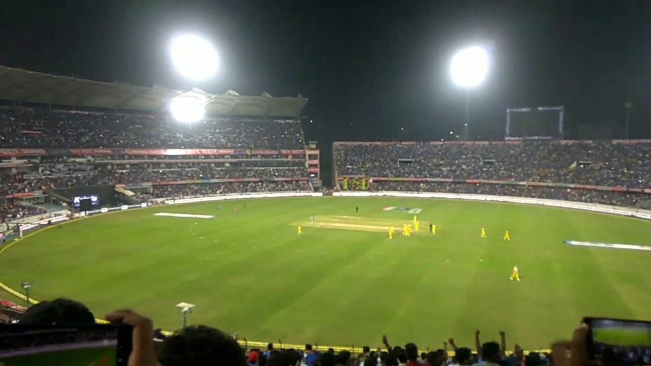 Ms Dhoni comming to bat in Hyderabad YouTube