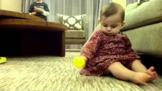 Paola Brincando Com Bolinha