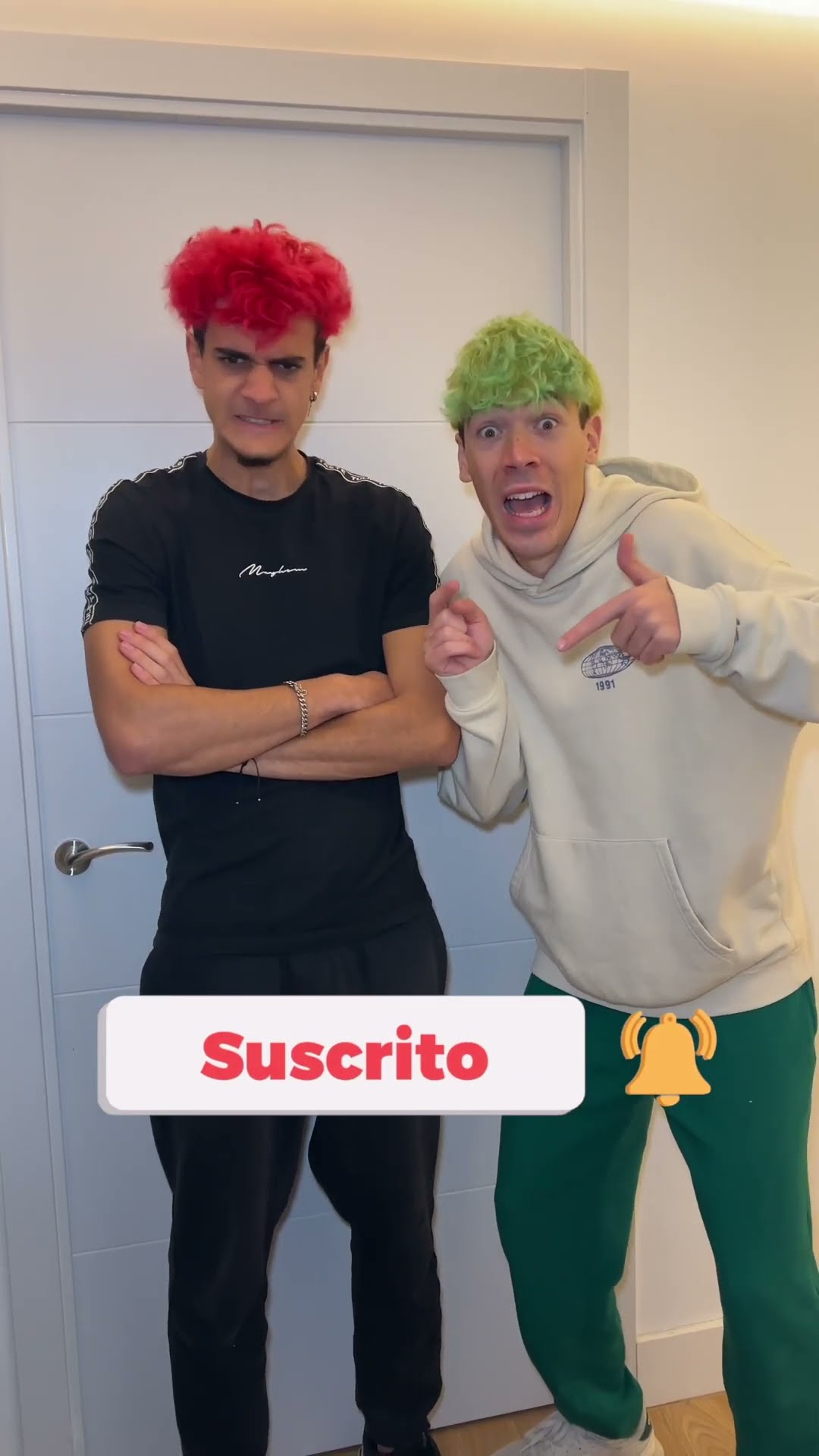 Mi AMIGO me OCULTA ALGO en su HABITACION!??