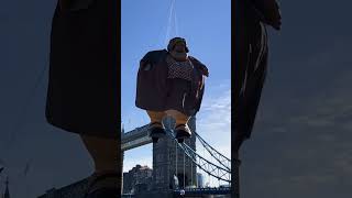 В Лондоне по случаю 20-летия «Гарри Поттер и узник Азкабана» подняли в воздух фигуру Мардж Дурсль