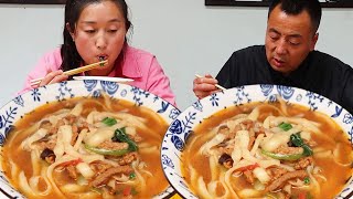 After hard work  I came home to have a bowl of hot noodles  which tasted fresh  fragrant  smooth an by 陕北改艳 7,799 views 5 days ago 31 minutes