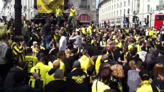 Bvb fans singen am piccadilly circus in london - champions league
finale 2013 wembley