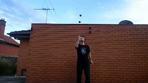 101 Juggling Tricks - The road to 5 balls (Tutorial 85) 3 in one hand